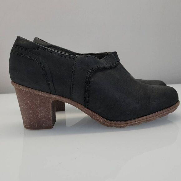 Clarks Booties Women Size 10 Black Nubuck Leather Contrasting Crepe Rubber Soles - Picture 1 of 10